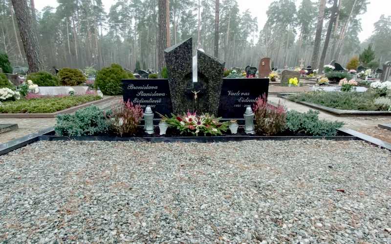 Vaclovo ir Stanislavos Eidimtų kapas Vilniaus Kairėnų kapinėse, 2021 m.